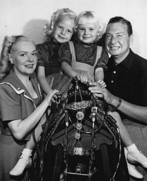 Phil Harris and Alice Faye with their daughter in 1948